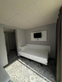 Hostal B and B Benidorm - Benidorm - 4