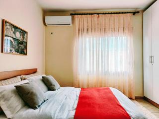 Stylish Retreat with Balcony, Steps to Seafront! - Vlorë - 3