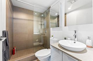 Stylish 2-Bedroom Retreat Overlooking Vancouver Harbour - Vancouver - 2