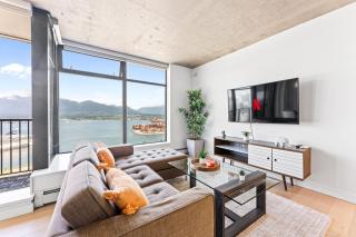 Stylish 2-Bedroom Retreat Overlooking Vancouver Harbour - Vancouver - 9