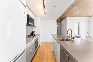 Stylish 2-Bedroom Retreat Overlooking Vancouver Harbour - Vancouver - 6