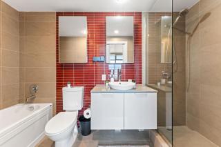 Stylish 2-Bedroom Retreat Overlooking Vancouver Harbour - Vancouver - 1