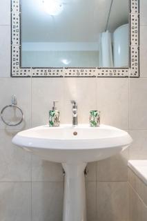 Azure Horizon - Sea View & Free Parking - 1