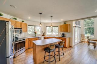 Modern Retreat with Hot Tub - Steps to Lake Chelan! - 7