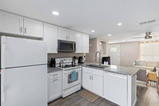 Canal-Front 3BD - Coastal Vibes, Pool & Near Beach - Port Charlotte - 4
