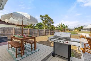 Canal-Front 3BD - Coastal Vibes, Pool & Near Beach - Port Charlotte - 2