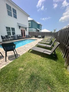 Beach Escape! 4BR Pool Home, Sleeps 15, Game Room & Minutes to 30A & Pier Park - 4