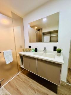 Modern, Apt/near tourist sites. - 8