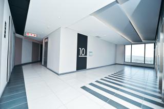 Menlyn Maine Trilogy 10th floor Apartment with balcony - Pretoria - 9