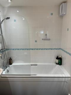 Fly Hi-Town Centre Apartment - Ifield - 6