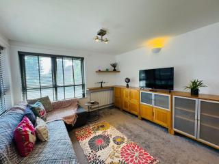 Fly Hi-Town Centre Apartment - Ifield - 8