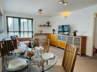 Fly Hi-Town Centre Apartment - Ifield - 9