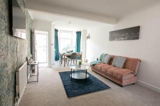 3 bed Modern Home, Vibrant & Stylish, Sleep upto 7 - 9