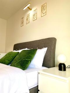 Luxe 2 Bed - Water View and Parking - Manchester - 3