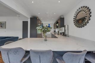 Spacious 5 Bedroom Detached Property with parking - 6