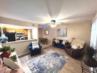Las Sombras #802 Stylish condo, Pool, close to Airport, NE Hosp, Fort SH, Randall AFB - 1