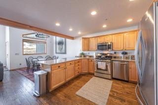 Private Hot Tub, Close to Walking Trails & Main Street 4 bedroom Boulder Creek - Park City - 4