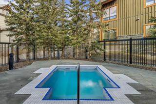 Evergreen Escape - 2 Bedroom Condo with Pool & Hot Tub - Canmore - 2