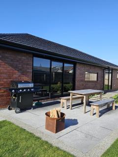 Family home, Game Zone & Outdoor Fireplace- Sleeps 10 - New Plymouth - 4