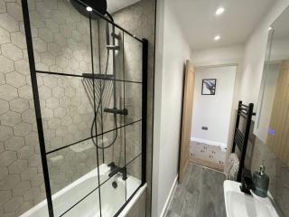 Stunning 4-Bedroom Home Sleeps 6 - Thornton Heath - 4