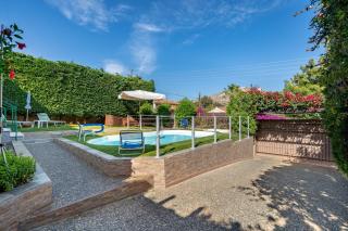 3 Bedroom Villa with private pool in Lagonisi - Áyios Nikólaos - 0