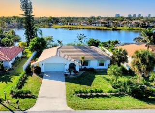 Stunning Lakeside Retreat, heated Pool, renovated - 9