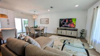 Stunning Lakeside Retreat, heated Pool, renovated - 6