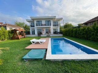 Sakarya Sapanca Ünlüce de 5 oda 1 salon Özel Havuzlu Lux 10 kişilik Tatil Villası - 0