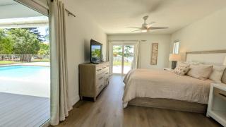 Stunning Lakeside Retreat, heated Pool, renovated - 2