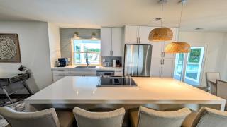 Stunning Lakeside Retreat, heated Pool, renovated - 5