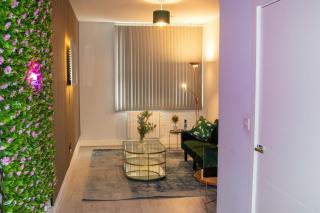Luxury 1BR Flat Near Heathrow - 0