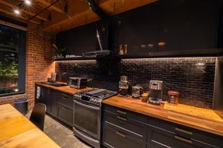 Stylish Industrial Loft - Historic Gastown - Vancouver - 1
