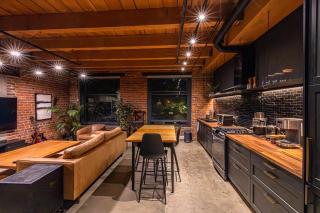 Stylish Industrial Loft - Historic Gastown - Vancouver - 5