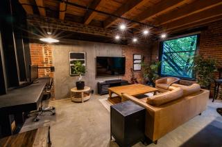 Stylish Industrial Loft - Historic Gastown - Vancouver - 9