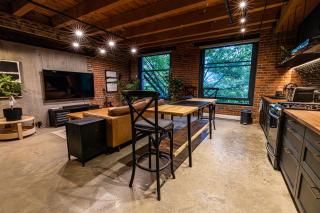 Stylish Industrial Loft - Historic Gastown - 4