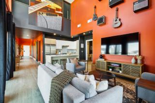 The Rhythm and Rooftop Penthouse Walk To Broadway with Pool and Amazing Views - 3