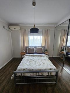 Budget double room - Guildford - 4