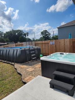 Pool house with hot tub - Houston - 0