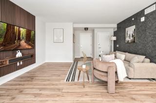 Posh 2BR Retreat Gym, Prkng and Scenic Rooftop - Arlington - 0