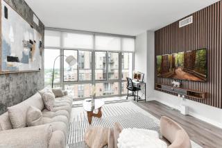 Chic 2BR Retreat Gym Parkng and Scenic Rooftop - Arlington - 0