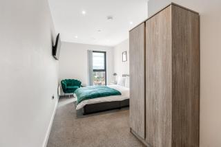 The Axium Residence- Central, Sleeps 6, Free Parking, Near Station, WiFi - 1
