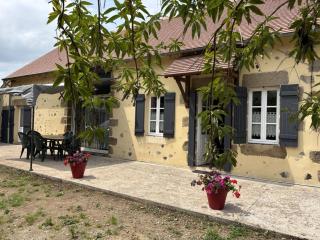Fermette rénovée avec jardin clos, animaux acceptés, WiFi et parking - FR-1-489-87 - Bourbon-lʼArchambault - 0