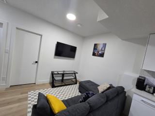 Amazing 2-bedroom house with WiFi in Edmonton - 3