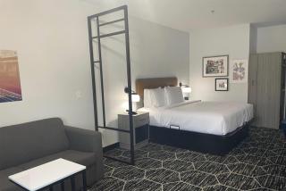 La Quinta Inn & Suites by Wyndham Olive Branch - 1