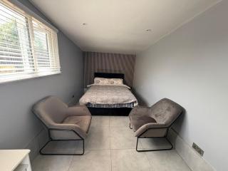 Private Detached Studio with Ensuite Cozy and Self-Contained - Luton - 2