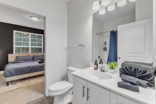 Upscale King 2BR Suite Mins to Downtown Raleigh! - Cary - 3