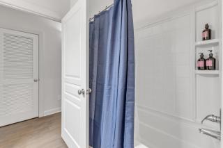 Upscale King 2BR Suite Mins to Downtown Raleigh! - Cary - 2