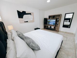 Casa Lujosa vacacional El Poblado Medellín Por día Con Piscina Jacuzzi AC 9br - 3