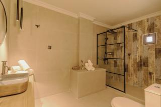 Take it Local-Modern Flat with Balcony View - Gázion - 4