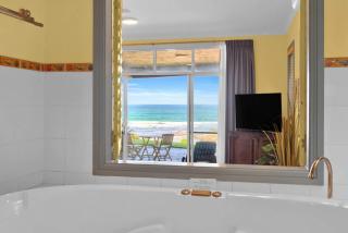 Al Mare Starfish Beachfront, Wifi Accom Holidays - The Entrance - 4